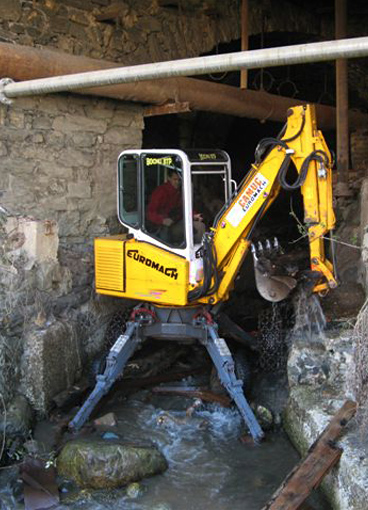 Mobile walking excavator